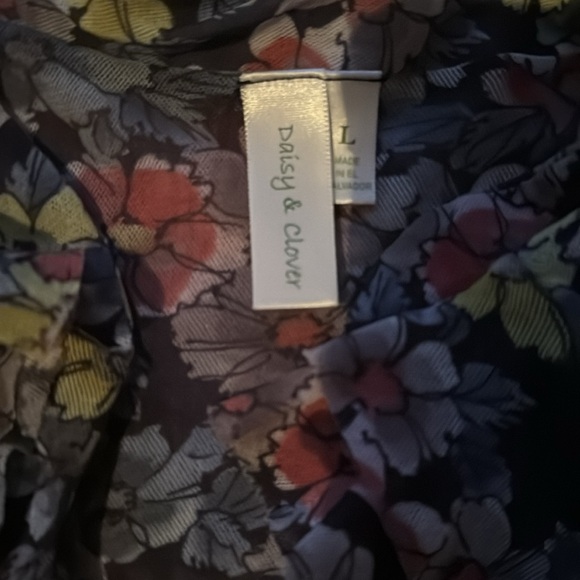 Daisy & clover floral lightweight blouse - Picture 3 of 10